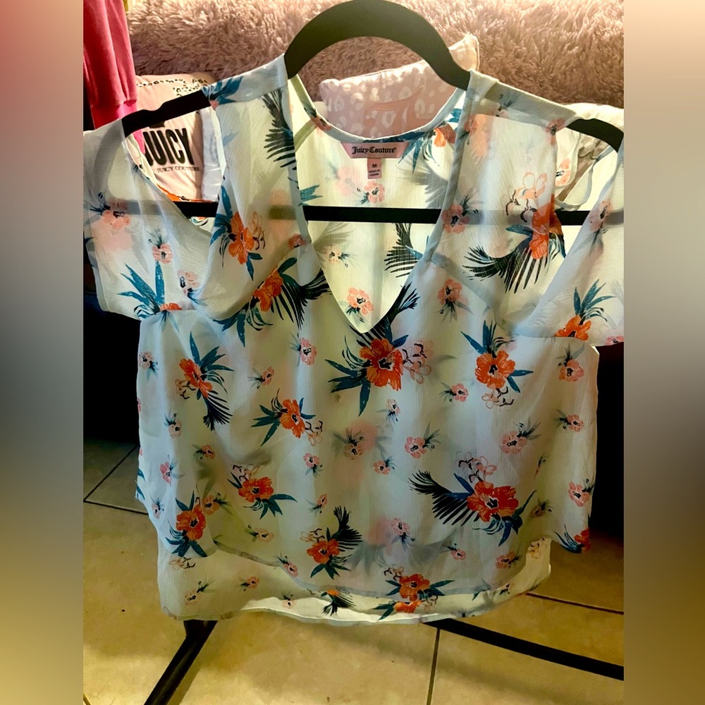 Juicy Couture flowy floral print cold shoulder shirt!💗👑✨